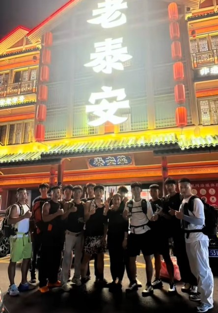 24名年輕男子陪2女子爬泰山照片。（圖／翻攝自泰山陪爬 （潘潘）抖音）