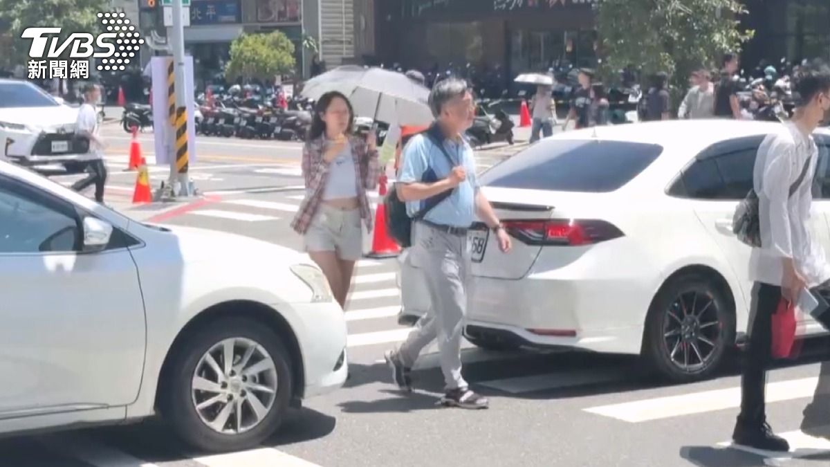 台南新百貨開幕首遇假日，場外車輛塞爆，行人斑馬線也「難過」。（圖／TVBS）