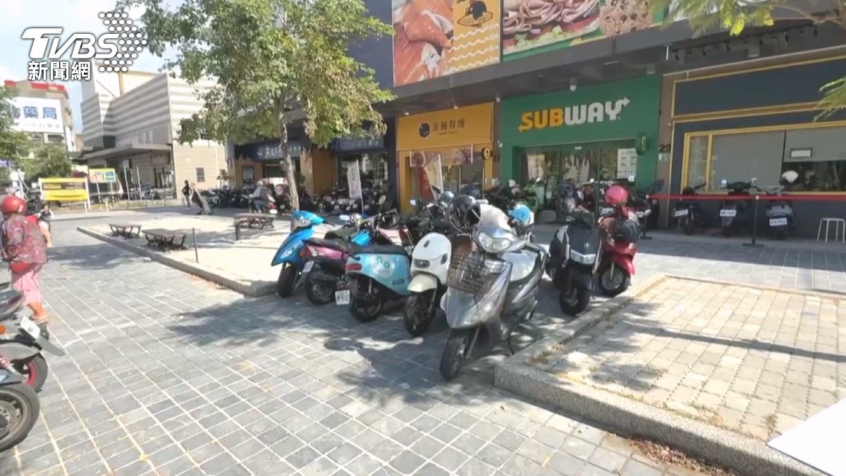 台南新百貨開幕首遇假日，機車亂停嚴重，直接堵住通道。（圖／TVBS）