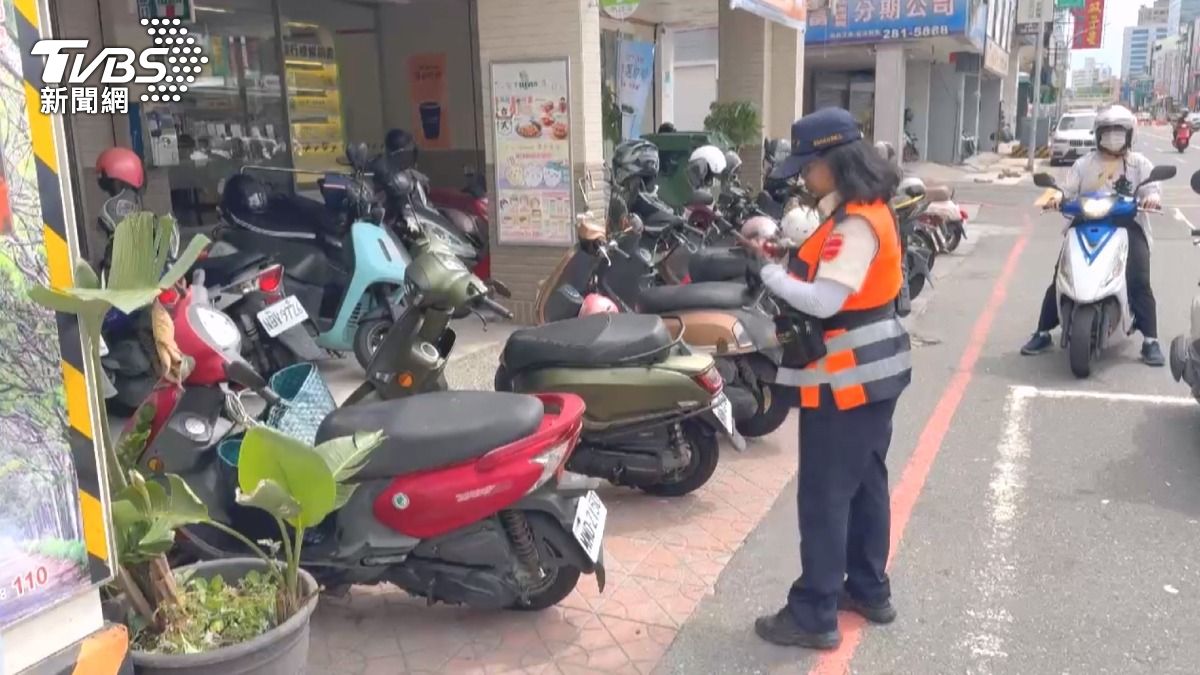 百貨新開幕違停嚴重，日開罰單逾兩百張，警力忙翻，出動交通助理員幫忙開單。（圖／TVBS）