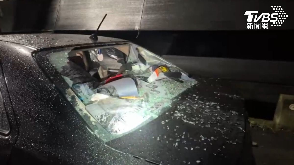臺中新社區水井街一台黑色轎車遭砸玻璃全毀。（圖／TVBS）