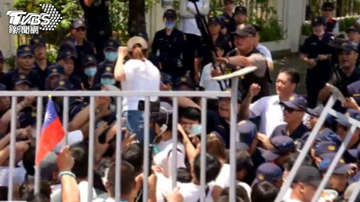 民眾黨支持者衝撞拒馬。（圖／TVBS）