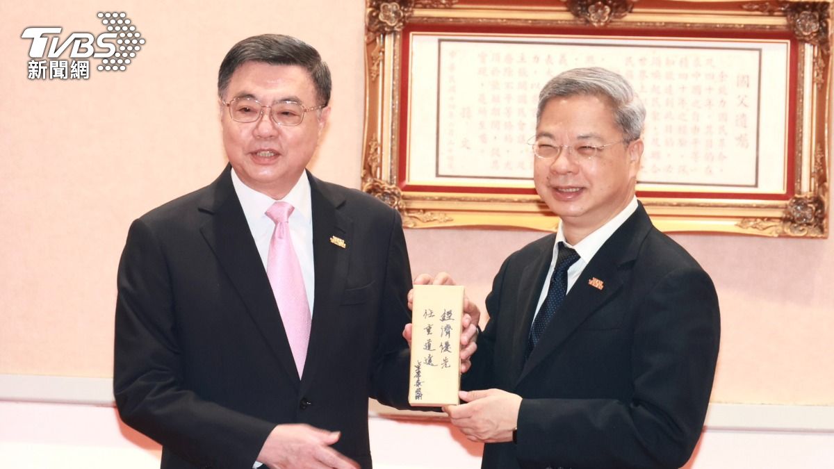 行政院秘書長交接!龔明鑫感傷畢業 卓榮泰突現身送8字祝福