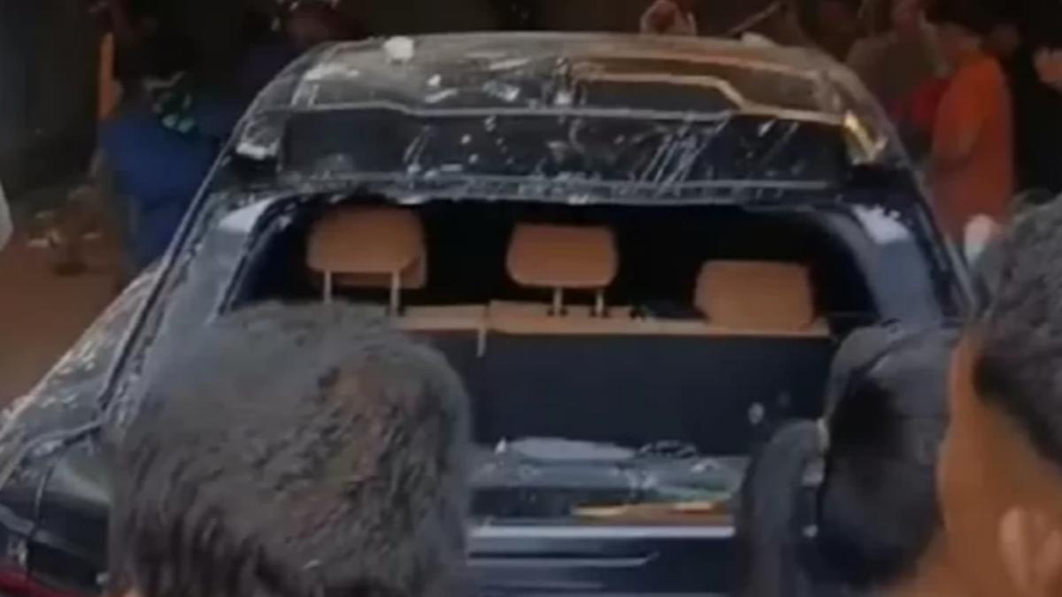 薩赫羅尼車子被砸爛。(圖/截自sindonews)