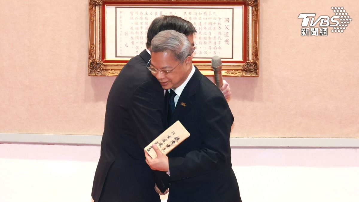 行政院祕書長進行卸新任交接典禮,行政院長卓榮泰特別出席送上8字給新任經濟部長龔明鑫(圖/潘建樺攝)