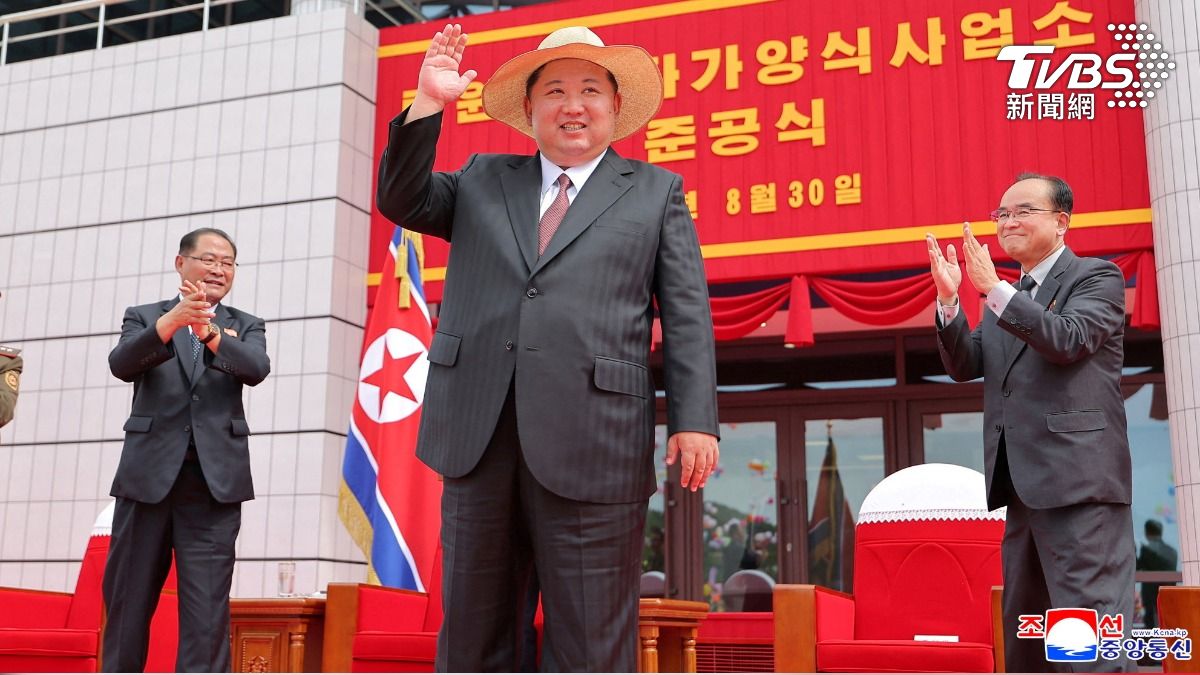 赴陸閱兵前動作多!金正恩視察飛彈生產線與農場 草帽造型吸睛