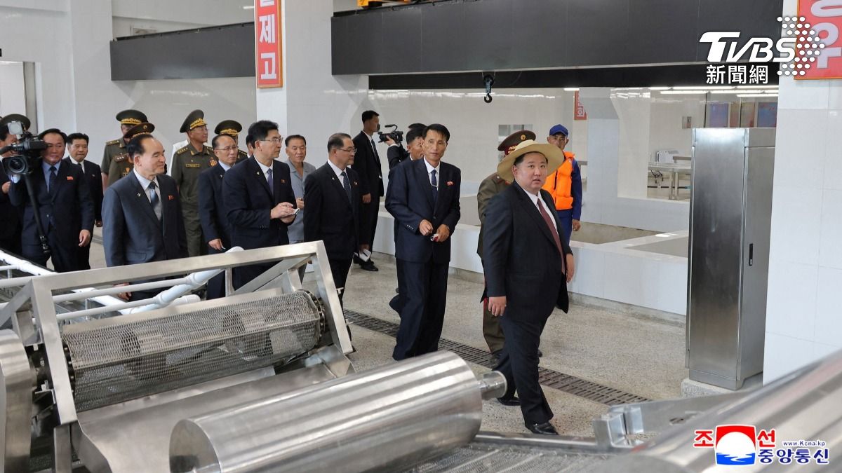 金正恩出席羅原郡近海農場的落成典禮,頭戴草帽。(圖/達志影像路透社)
