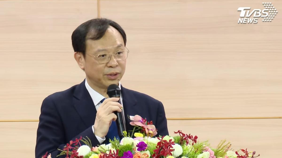衛福部長交接!邱泰源叮嚀勿脫稿 石崇良笑回:我先照稿念