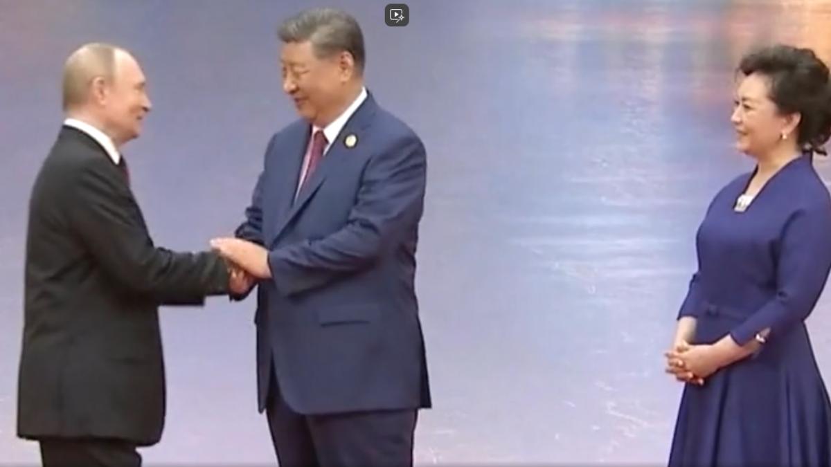 習近平與普欽握手時，還用左手輕拍普欽右手，展現兩人深厚友誼。（圖／CCTV+）