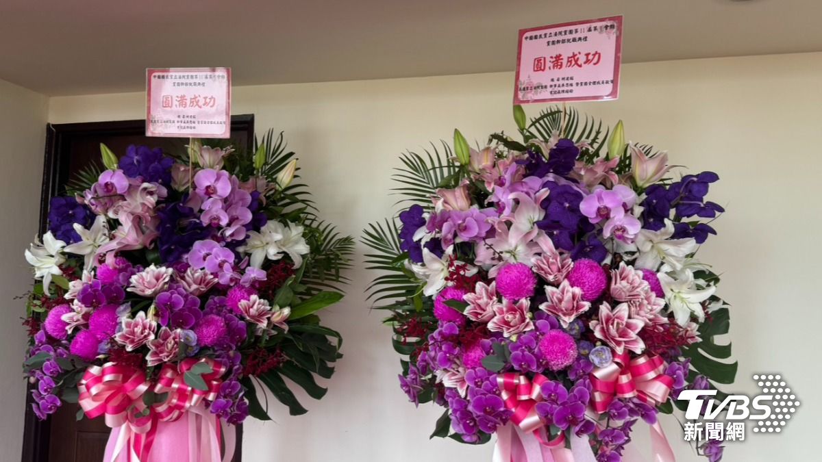 柯建銘送上花籃祝賀國民黨團幹部交接圓滿成功。（圖／陳怡潔攝）