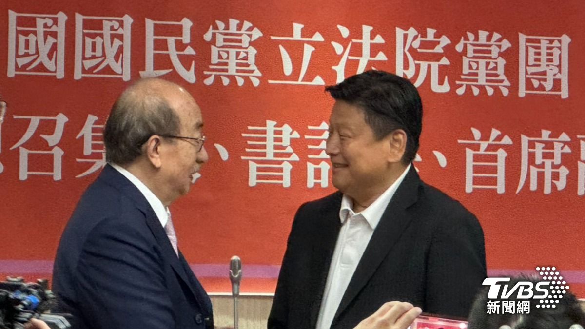 傅崐萁（左）與柯建銘（右）寒暄。（圖／陳怡潔攝）