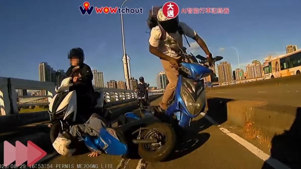 新北重新橋機車道4車碰撞塞爆 黑人騎士「騰空飛起」驚悚畫面曝