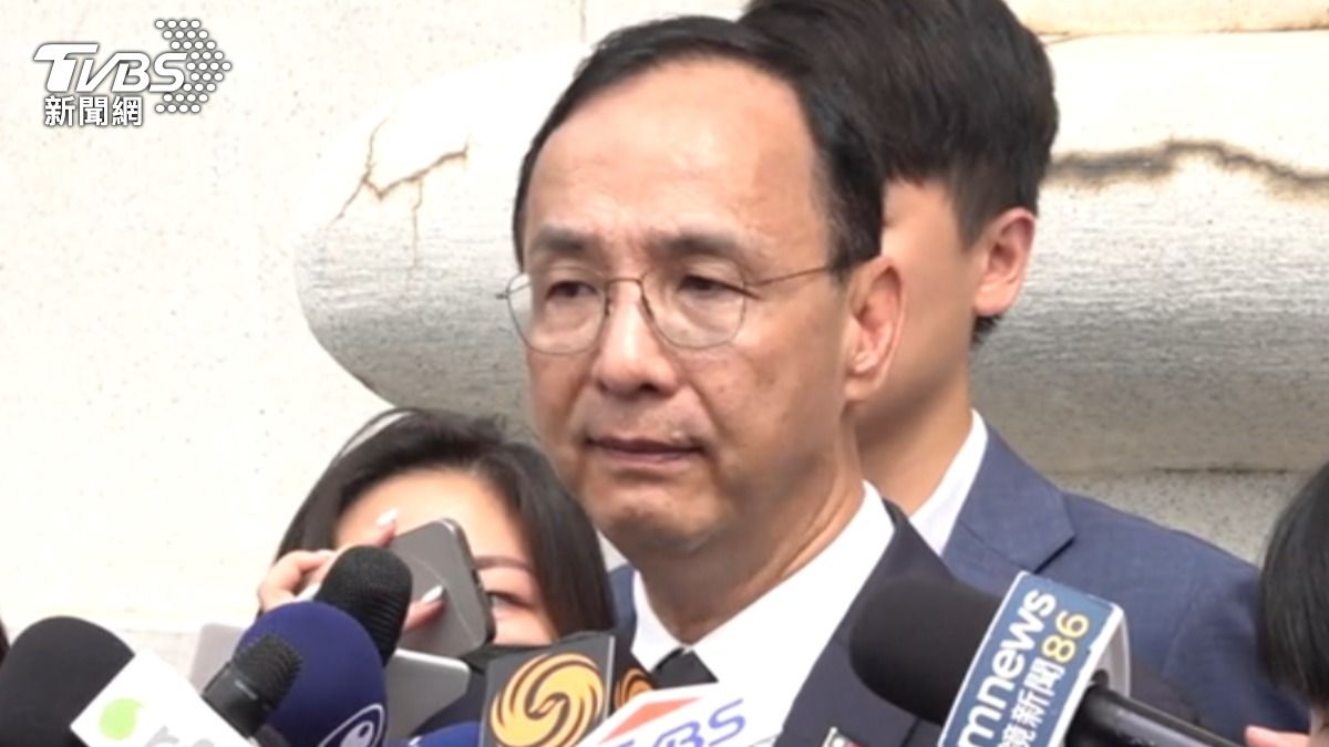 國民黨主席朱立倫表示,兩岸相關訪問一定都會遵守法律。(圖/TVBS)