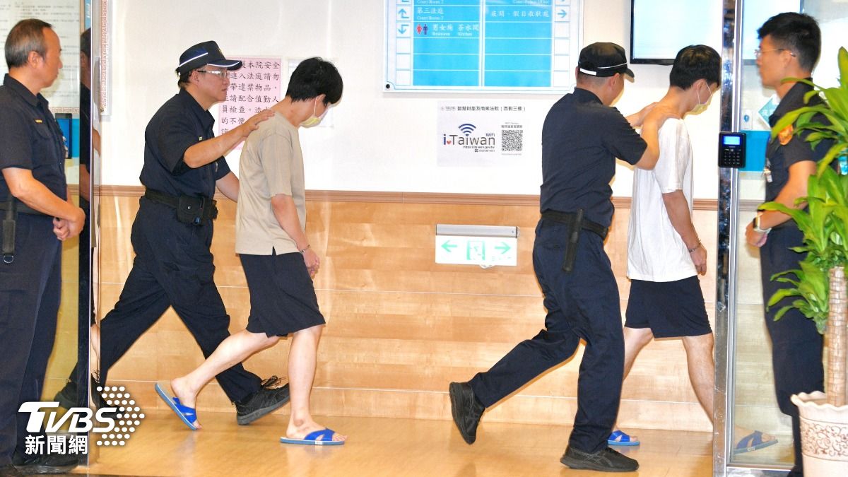 台積電工程師吳秉駿（前）、戈一平（後）。（圖／胡瑞麒攝）