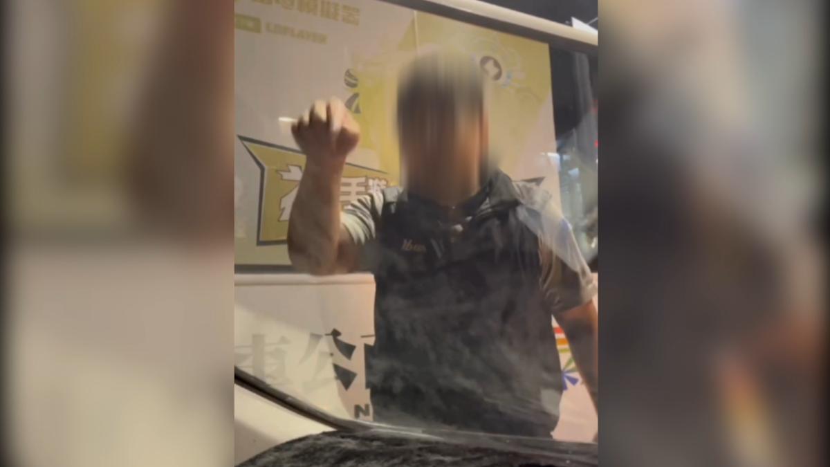 台南公車司機深夜收班途中,遇一輛小客車突然變換車道,失控攔對方車輛並下車理論。(圖/翻攝社會事新聞影音)