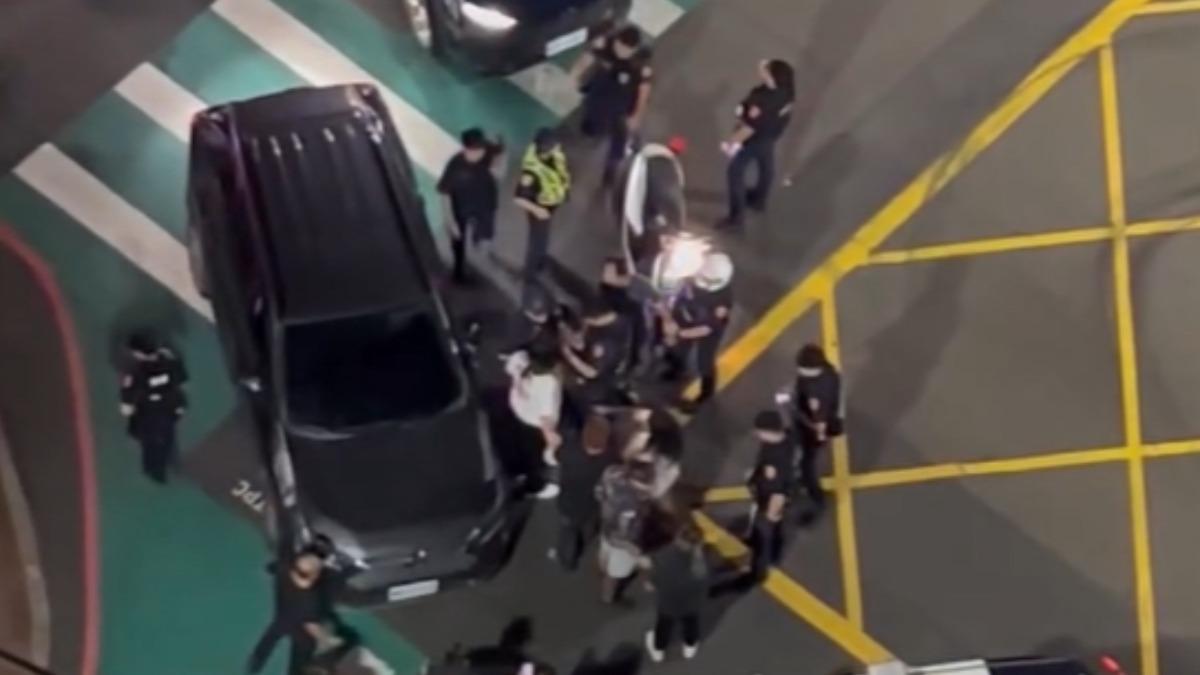 大批警力包圍酒醉失控的男子。(圖/翻攝臉書桃園都)