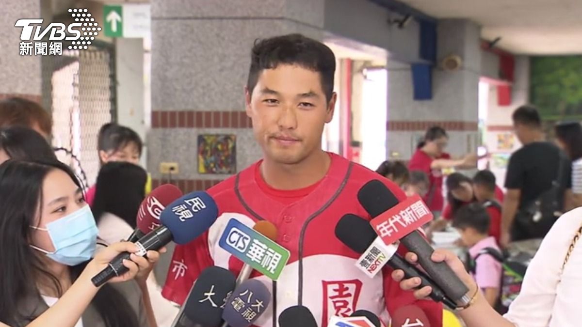 東園國小少棒隊教練駱政宇今日上午現身開學活動。(圖/TVBS)