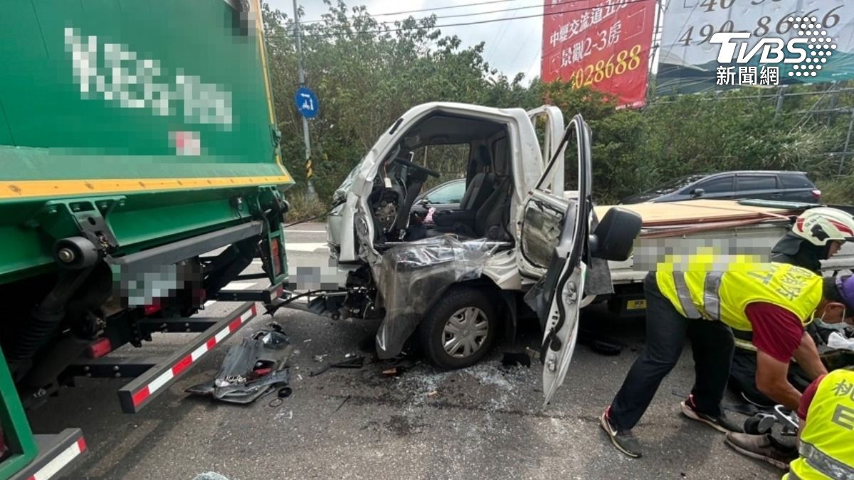貨車追撞郵務車。（圖／TVBS）