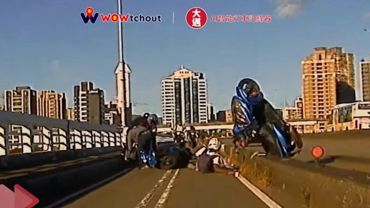 駕駛騰空飛起，車輛也噴至隔壁車道。（圖／翻攝自WoWtchout - 地圖型行車影像分享平台）