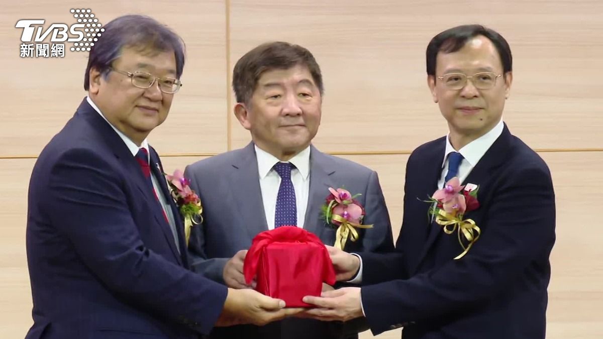 石崇良正式接棒衛福部長，坦言業務更廣，挑戰也會更多。（圖／TVBS）
