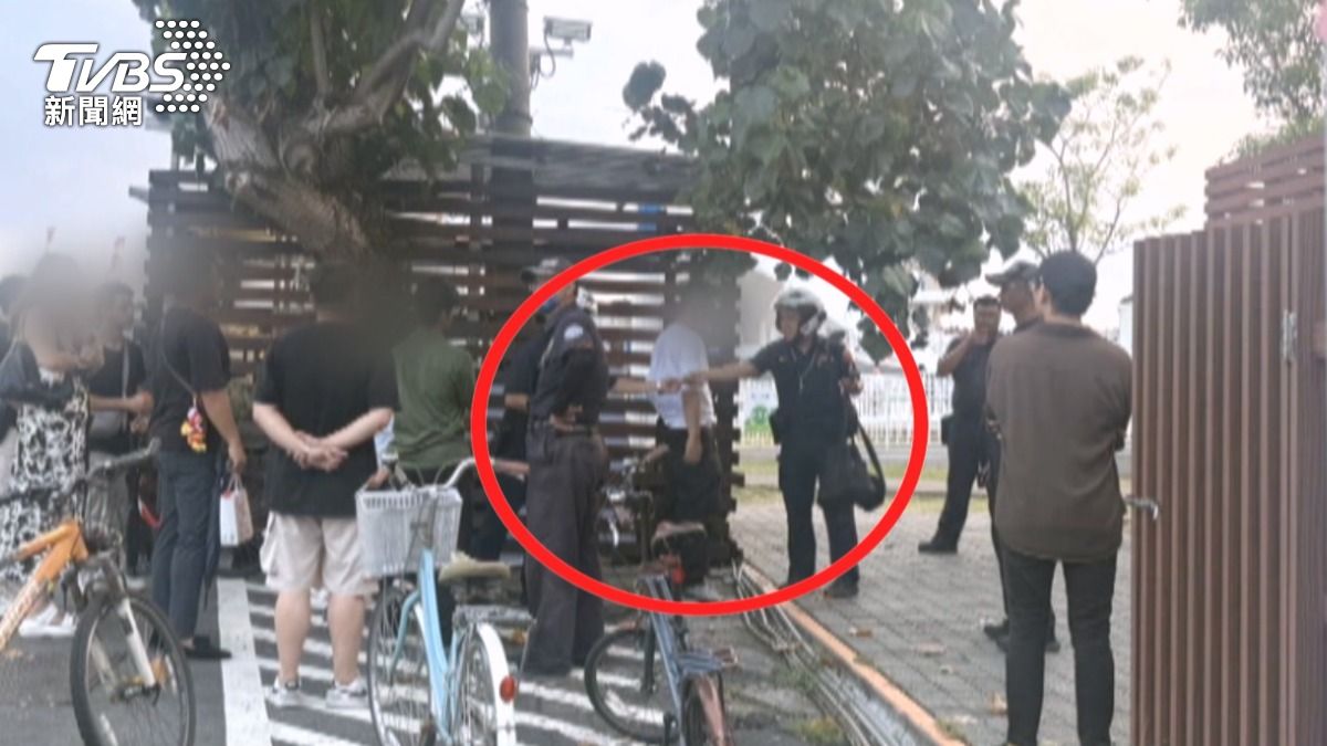 25歲蔡姓男子於31日傍晚在高雄駁二藝術區偷拍外國女子裙底風光，當場被女子男友發現。（圖／TVBS）