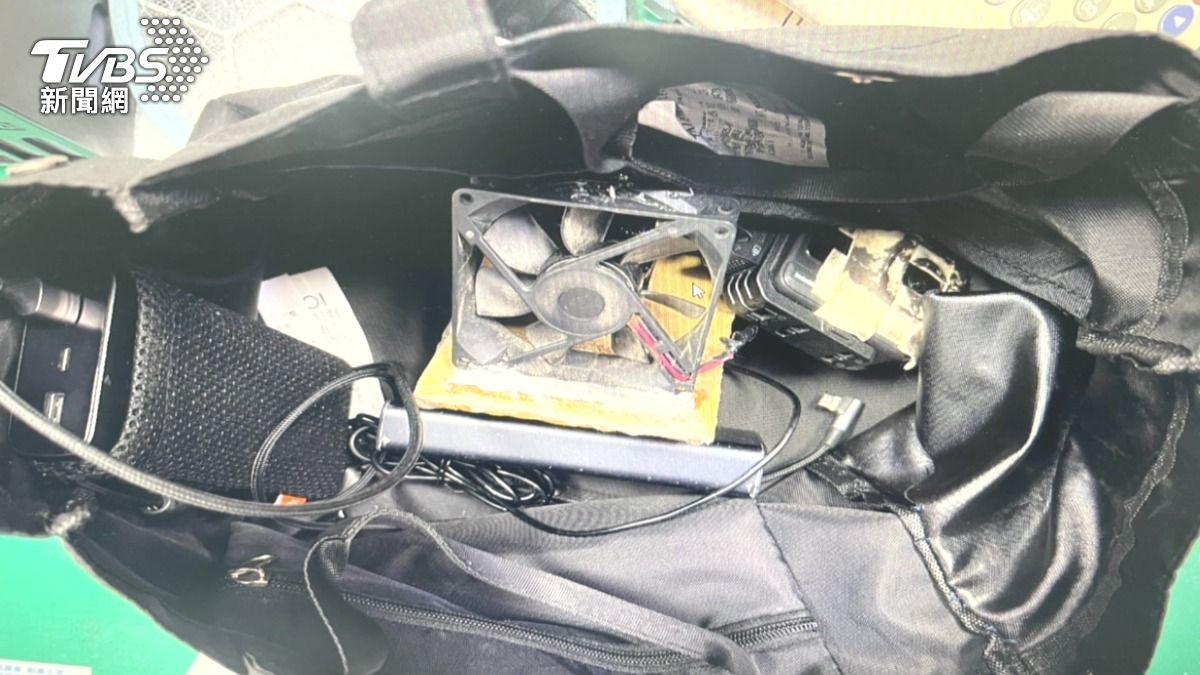 警方檢查蔡姓男子的包包時，發現裡面不僅有攝影機和行動電源，還特別配備了散熱器。（圖／TVBS）