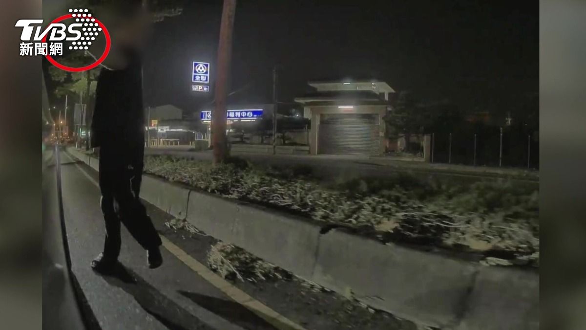 「黑衣男持槍砸車窗」彰化爸載妻兒遭暴力逼車，嚇得狂奔警局求救。(圖／翻攝社會事新聞影音)