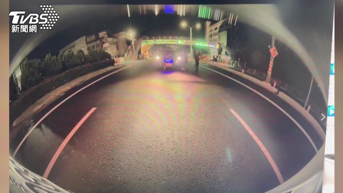 停車時下車持疑似槍枝敲打車窗，使受害人驚恐不已。(圖／翻攝社會事新聞影音)