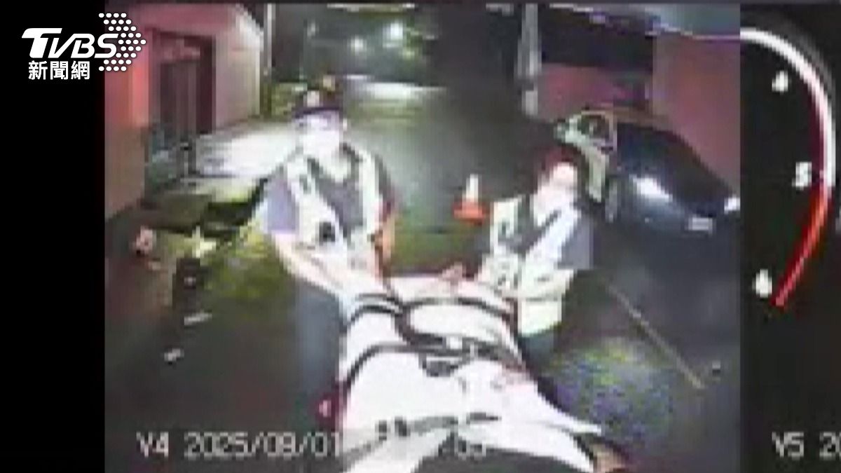 李男甚至對自己的母親和妻子施暴。(圖／消防提供)