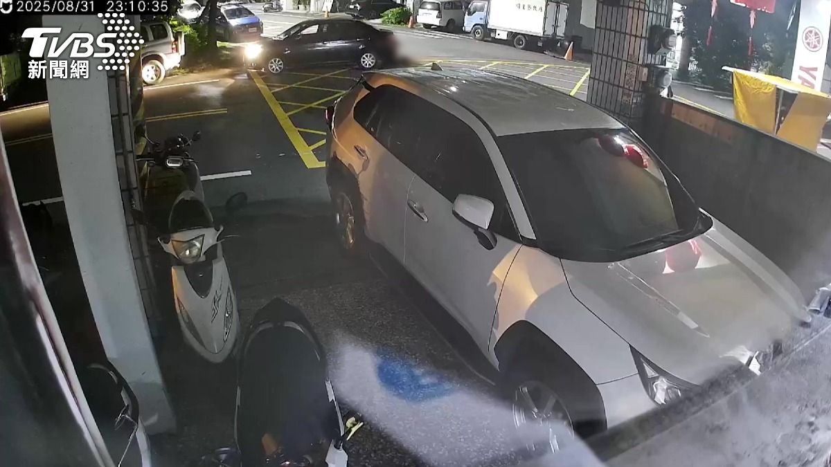 李姓男子被毆打後倒在路邊，救護車抵達現場將他送醫。(圖／TVBS)