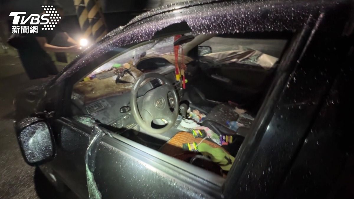 李男開來的黑色轎車，車窗全被砸毀，車燈也斷裂，皮質椅背上布滿血跡與玻璃碎片。(圖／TVBS)