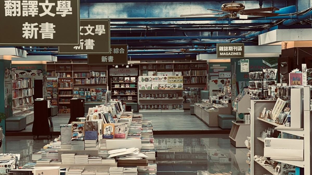 開學第一天…台南政大書城「全泡水」停業 員工搶救書本大作戰
