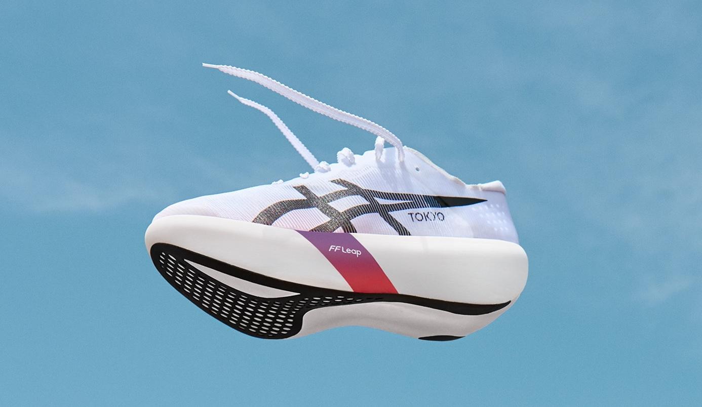 ASICS推出METASPEED RAY碳板跑鞋僅重129公克。（圖／翻攝ASICS官網）