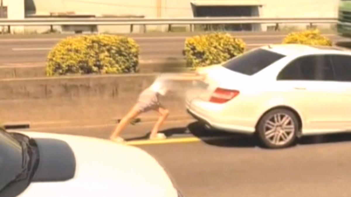 國道一號岡山路段,一名女駕駛的車拋錨,卻直接下車徒手推車推了50米遠。(圖/翻攝社會事新聞影音)