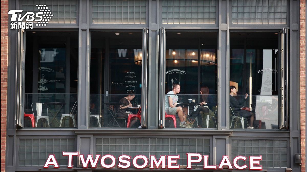 南韓咖啡連鎖Two Some Place,推出讀書區和漢堡套餐,供「咖學族」使用。(圖/達志影像路透社)