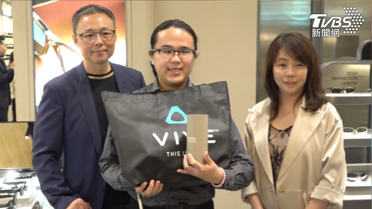 HTC AI眼鏡開賣,有視障民眾認為,AI眼鏡可幫助降低閱讀難度。(圖/TVBS)
