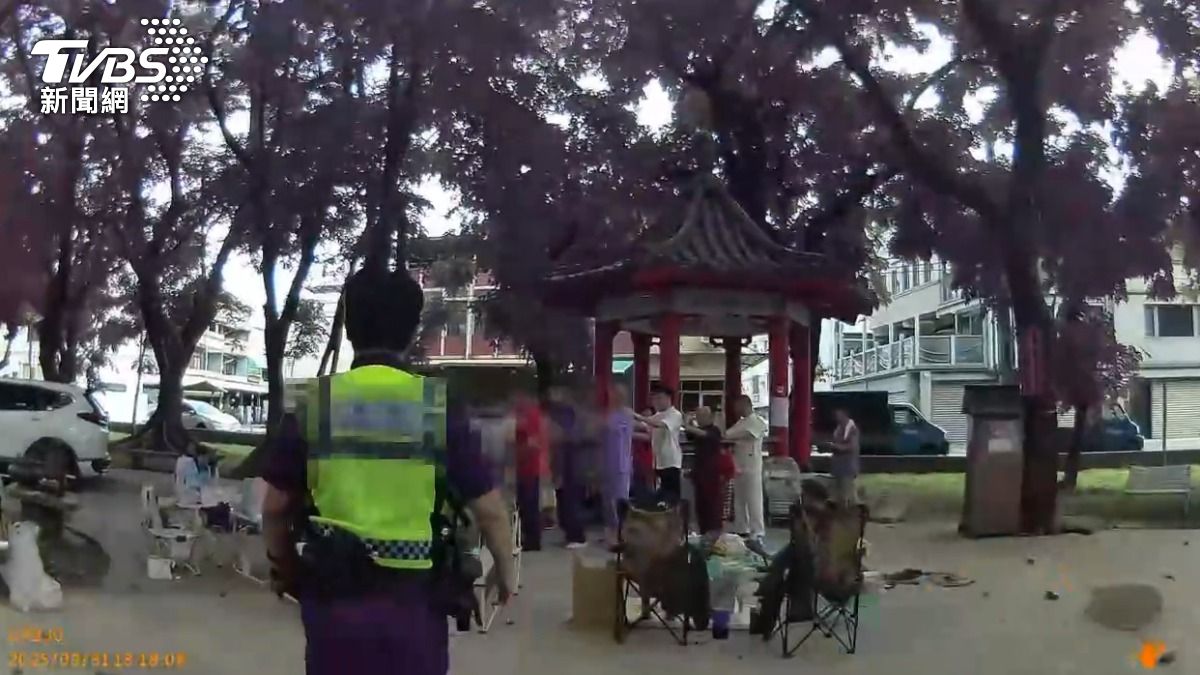宗教團體在公園裡普渡拜拜,遭民眾檢舉,警方到現場驅趕。(圖/TVBS)