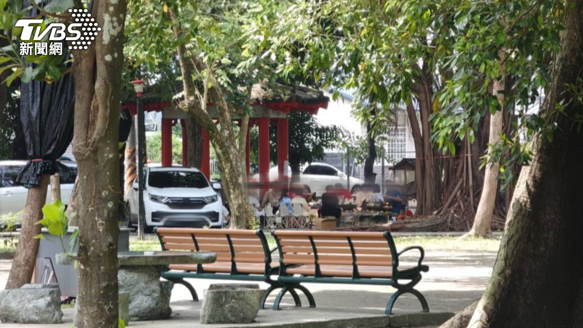 有民眾不但違停,且在公園裡進行祭祀活動,違停可罰500到1萬,違法宗教祭祀活動,最高可罰6千元。(圖/TVBS)