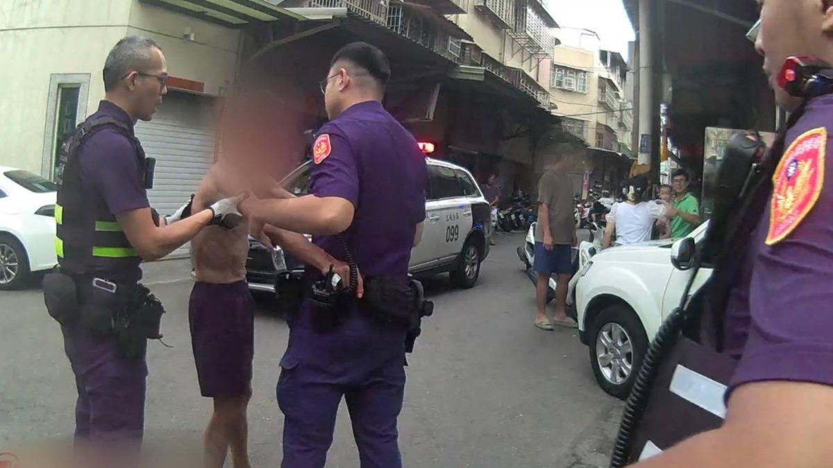 警方獲報到場後,立即上前制止謝男並進行保護管束。(圖/翻攝畫面)