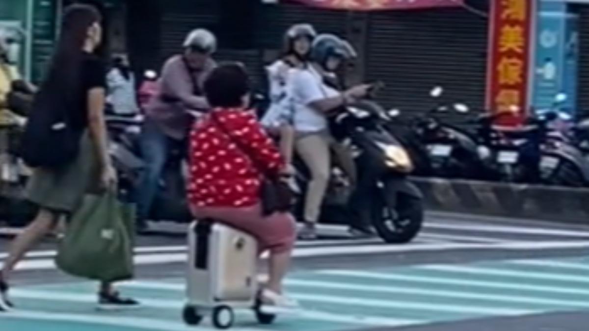 婦人騎電動行李箱上路。（圖／授權 hero_tattoo_tw）