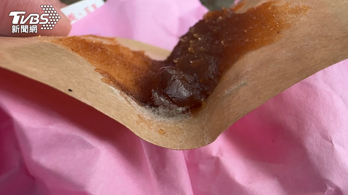 安平老街柑仔店,遊客買到發霉蜜餞狂腹瀉。(圖/TVBS)