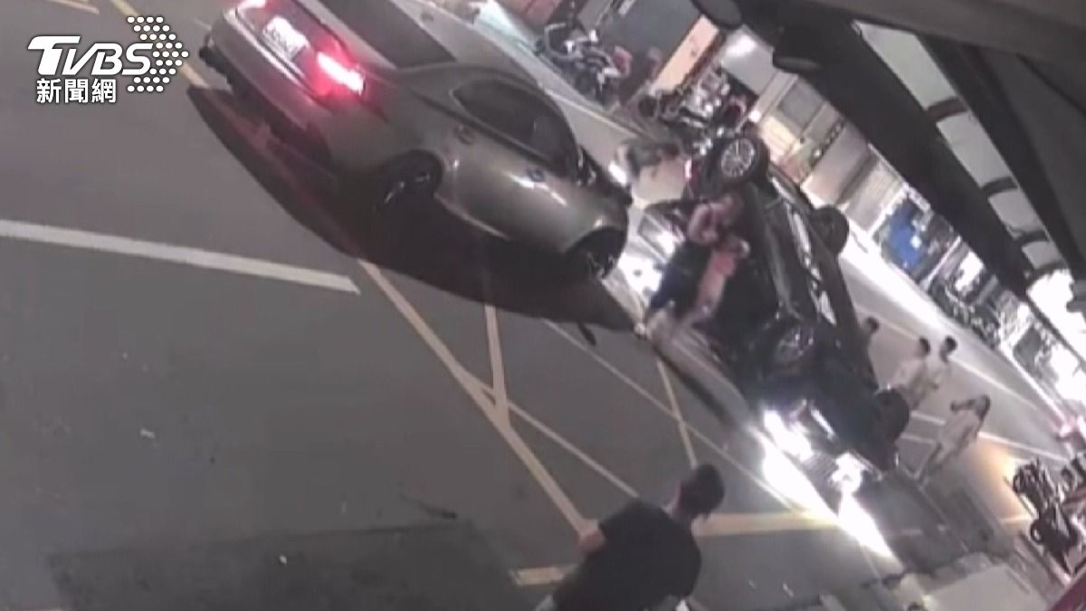 黑色休旅車遭轎車攔腰撞!四輪朝天翻覆 母載一對兒女驚險獲救。(圖/TVBS)