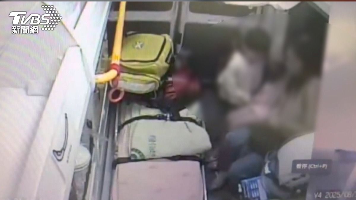 黑休旅車被鏟翻 一家三口驚魂獲救。(圖/TVBS)