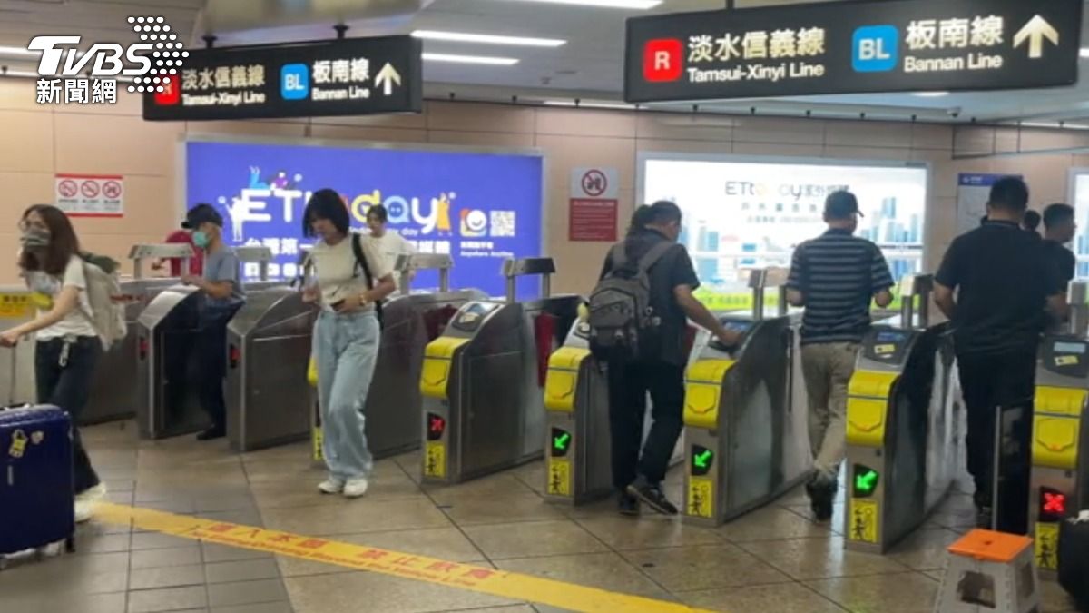 北捷人員緊盯取締是否有人逃票。（圖／TVBS）