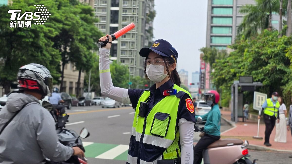 西區派出所女警張淳鈞在忠孝國小校門口協助指揮交通。（圖／TVBS）