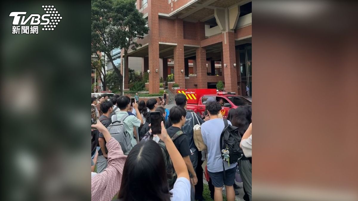 成大化工實驗室發生爆炸,消防車與救護車緊急趕到現場,不少學生都跑來圍觀。(圖/TVBS)