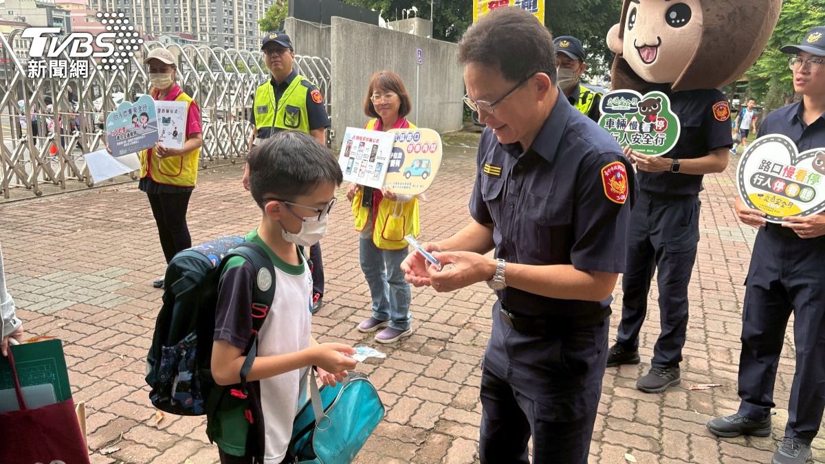 分局長謝有筆帶領警察大頭娃娃及第三分局應援團現身。（圖／TVBS）