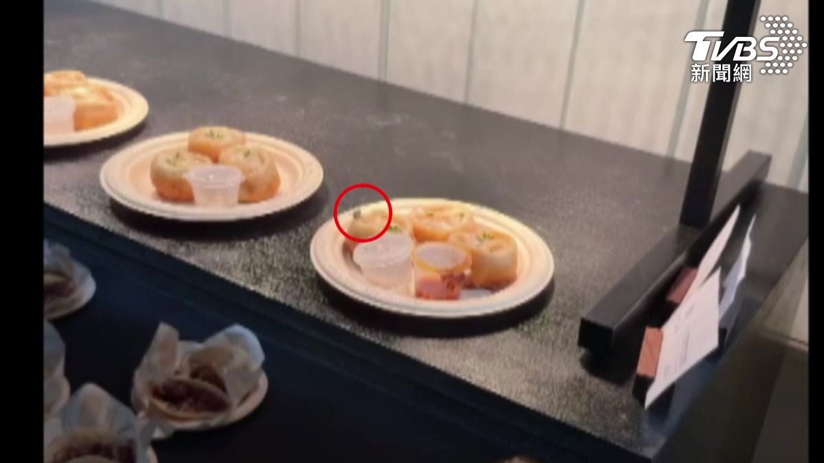  獨／三明治鑽出蒼蠅　餐點廠商租咖啡廳櫃位 爆糾紛。(圖／TVBS)