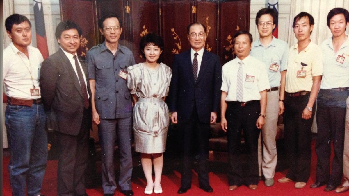 盧秀燕採訪時任行政院長俞國華。(圖/翻攝自盧秀燕臉書)