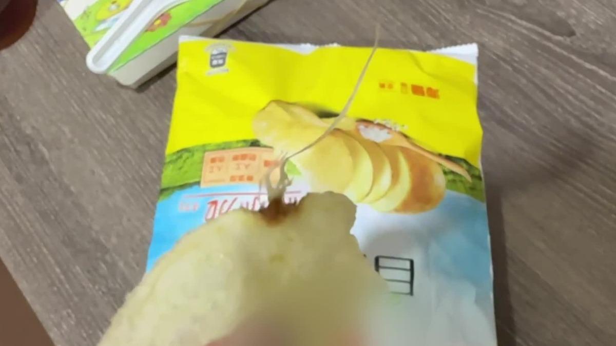 嚇!女子吃洋芋片發現長了鬚鬚。(圖/當事人提供)